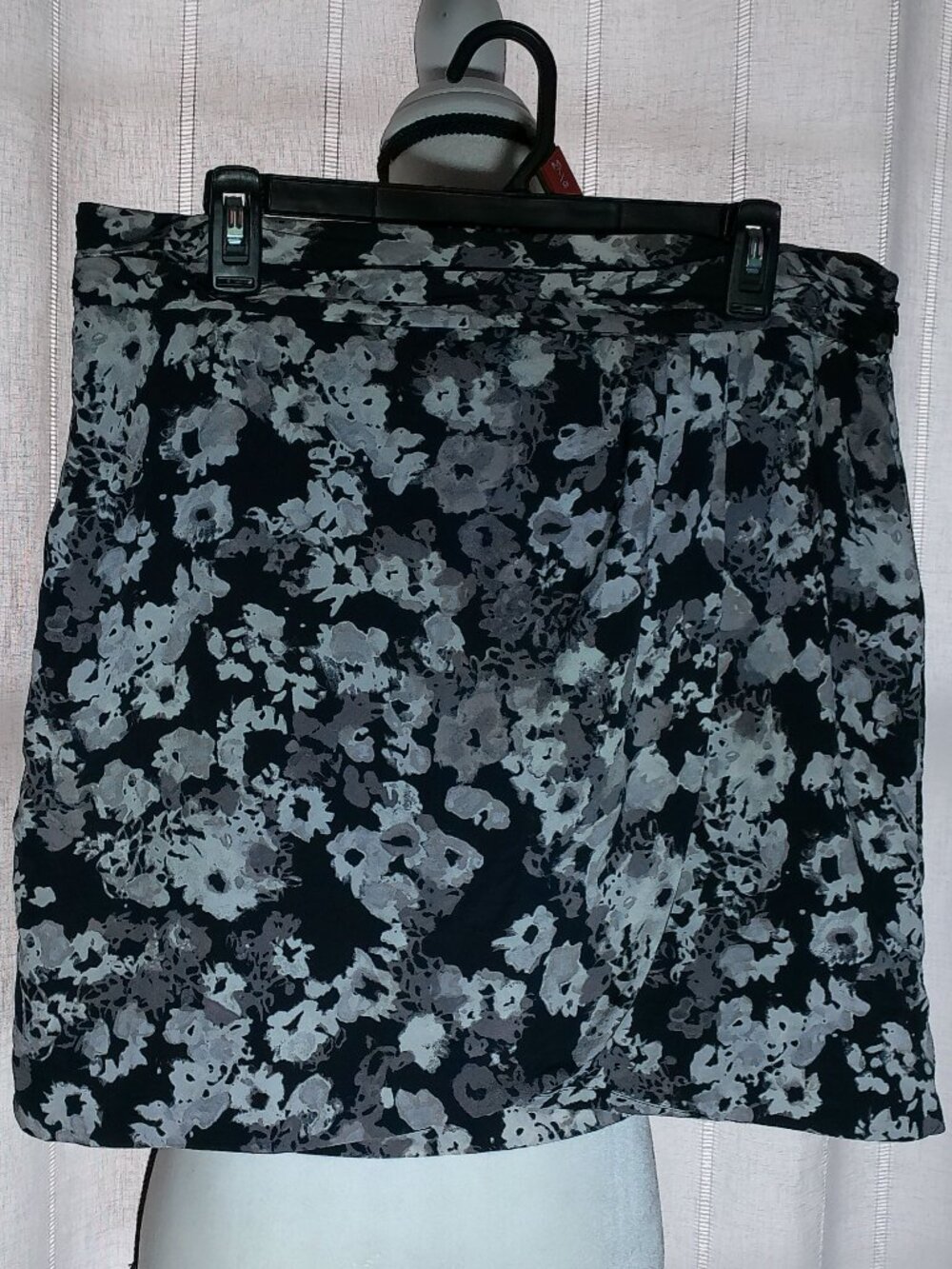 BANANA REPUBLIC Mini Skirt Side Zip Black w/White & Gray Floral NWOT 12